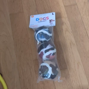 Hundbollar - Produkten är ett paket med hundbollar från 'Dogs Collection', avsedd för husdjur.