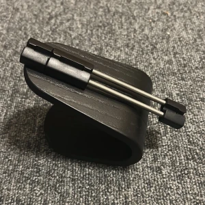 Musslad hållare (75kr stycket) nypris 150 (2st 140kr) rabbat om du köper 2 - IKEA LÅNESPELARE Mouse Bungee håller musens kabel för smidigare rörelser vid gaming. Snygg design i svart med metallarm. Produkten är i nyskick och levereras i originalförpackning.