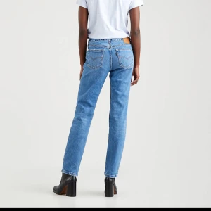 Levi's jeans - Klassiska Levi's jeans i mellanblå tvätt med raka ben och normal passform. Använda ett fåtal gånger! 💖