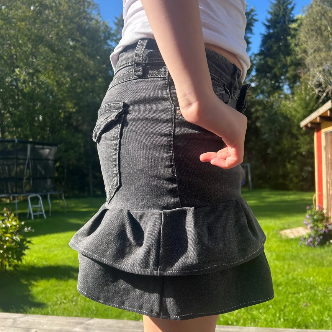 Egen sydd svart kjol med volang🖤 - 2