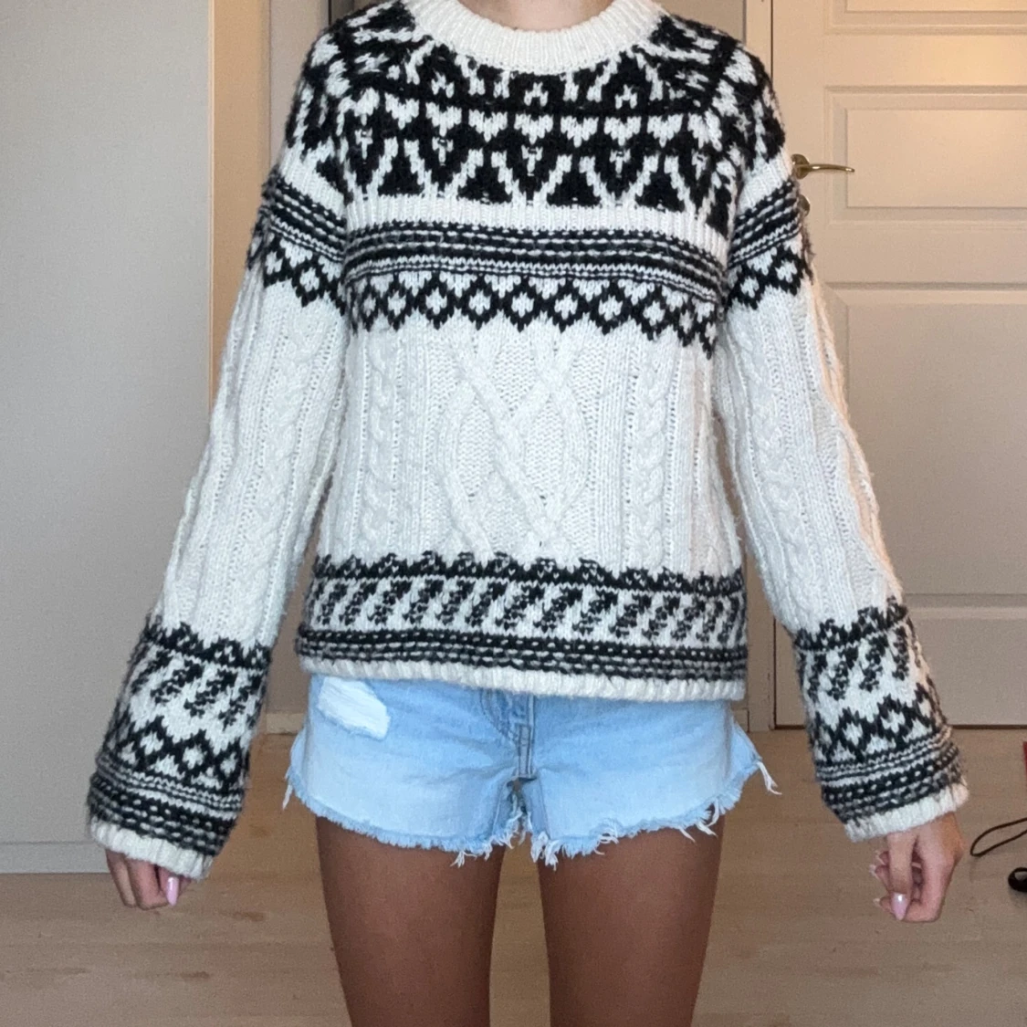 Vit och svart stickad tröja med mönster