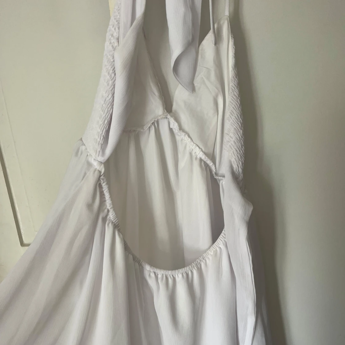 Vit somrig klänning med volang - 1