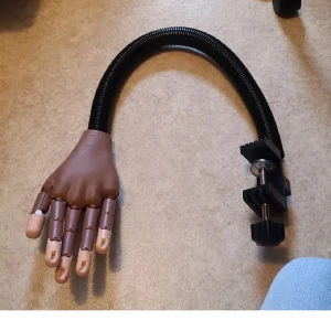Övningshand för nagelträning med bordsfäste - Flexibel övningshand för nagelträning, perfekt för manikyr och nageldesign. Justerbar arm och stabilt bordsfäste. Fingrarna är rörliga och kan användas för att öva på olika tekniker. Mindre slitage syns på fingertopparna.