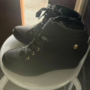 Kilklack  - Super fina, använda en gång, vet inte vilket märke med dom är från Zalando 🩷