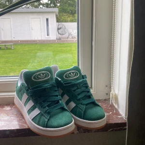 Gröna Adidas Campus - Gröna Adidas Campus sneakers med grön snörning men finns vit som extra som man får med!! Aldrig använda🙌🏻 Storlek 37 1/3!! Jätte snygga skor som passar perfekt nu till hösten🙏🏻 kan diskutera priset!!