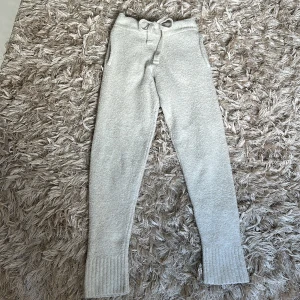 Grå mjukisbyxor från kay/day XS - Supermysiga ljusgrå mjukisbyxor från kay/day i storlek XS. Byxorna har ribbade muddar vid bensluten, dragsko i midjan och praktiska fickor. Perfekta för chill dagar hemma eller när du vill vara extra bekväm.