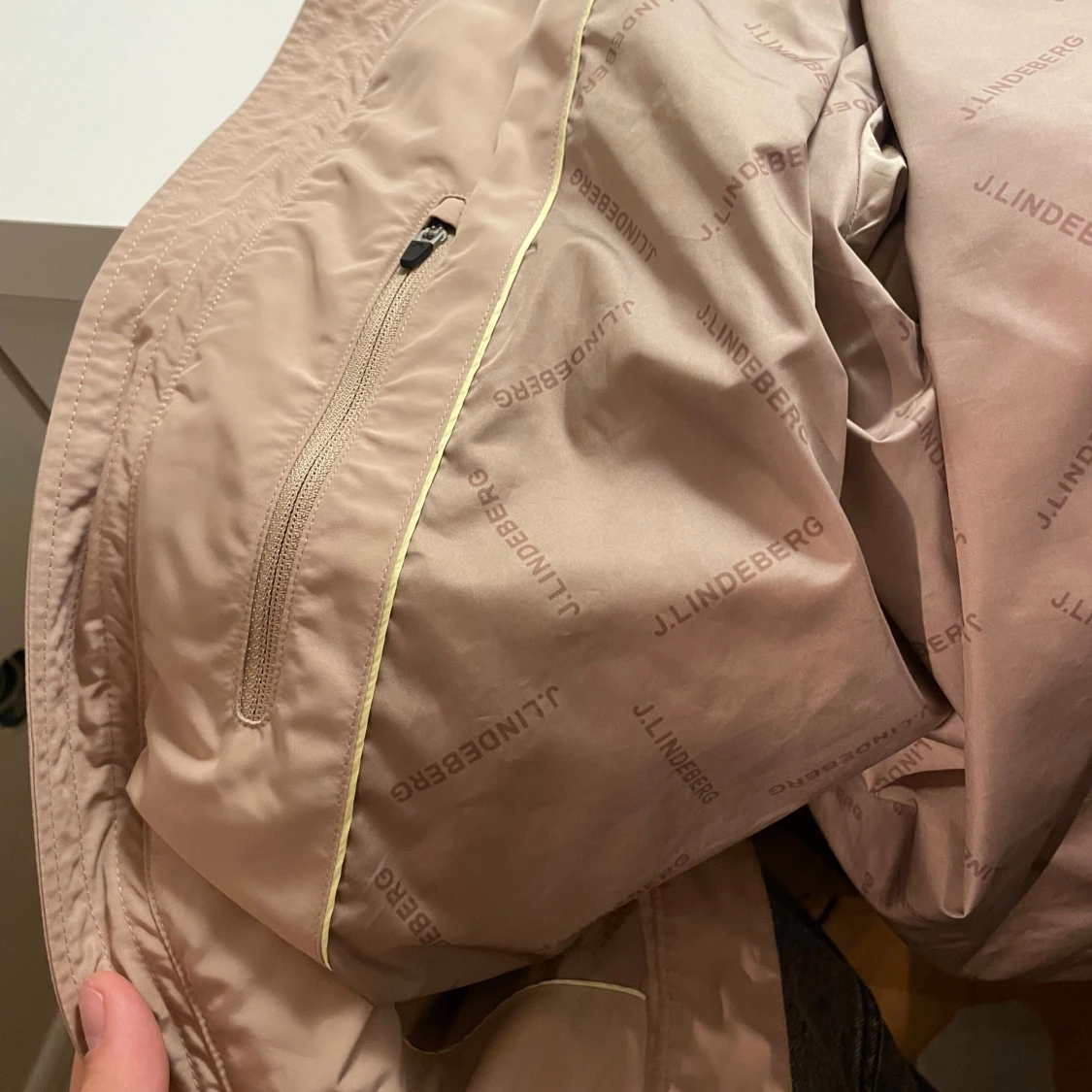 Beige vindjacka från J.Lindeberg M - 4