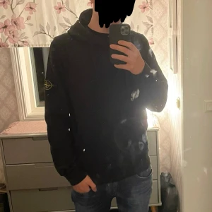  Stone Island hoodie - Säljer min Stone Island hoodie som jag köpte i juli. Den är i jätte bra skick och har inga fläckar.