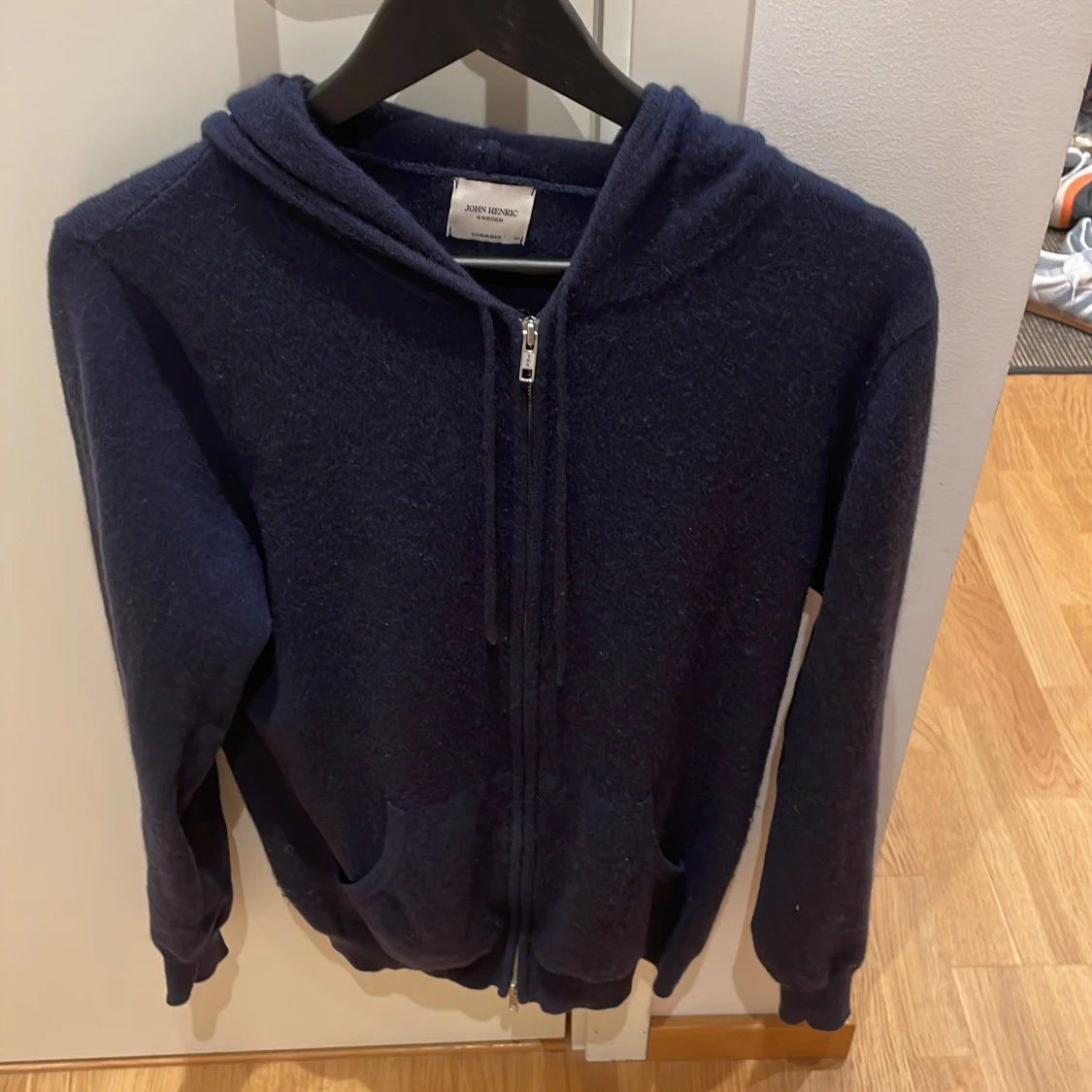 Mörkblå cashmere hoodie John Henric