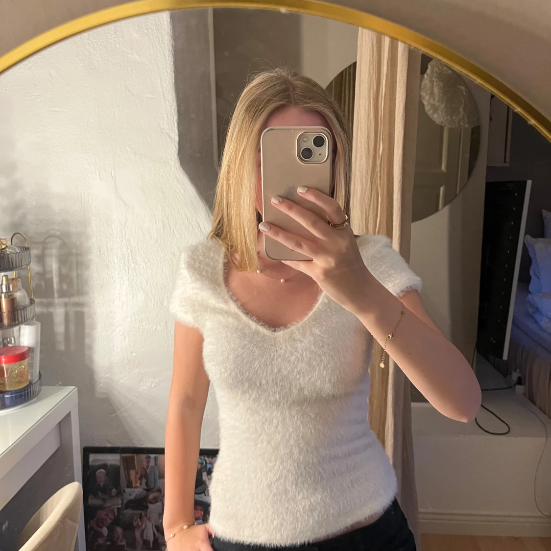 Vit fluffig stickad topp med v-ringning - 1