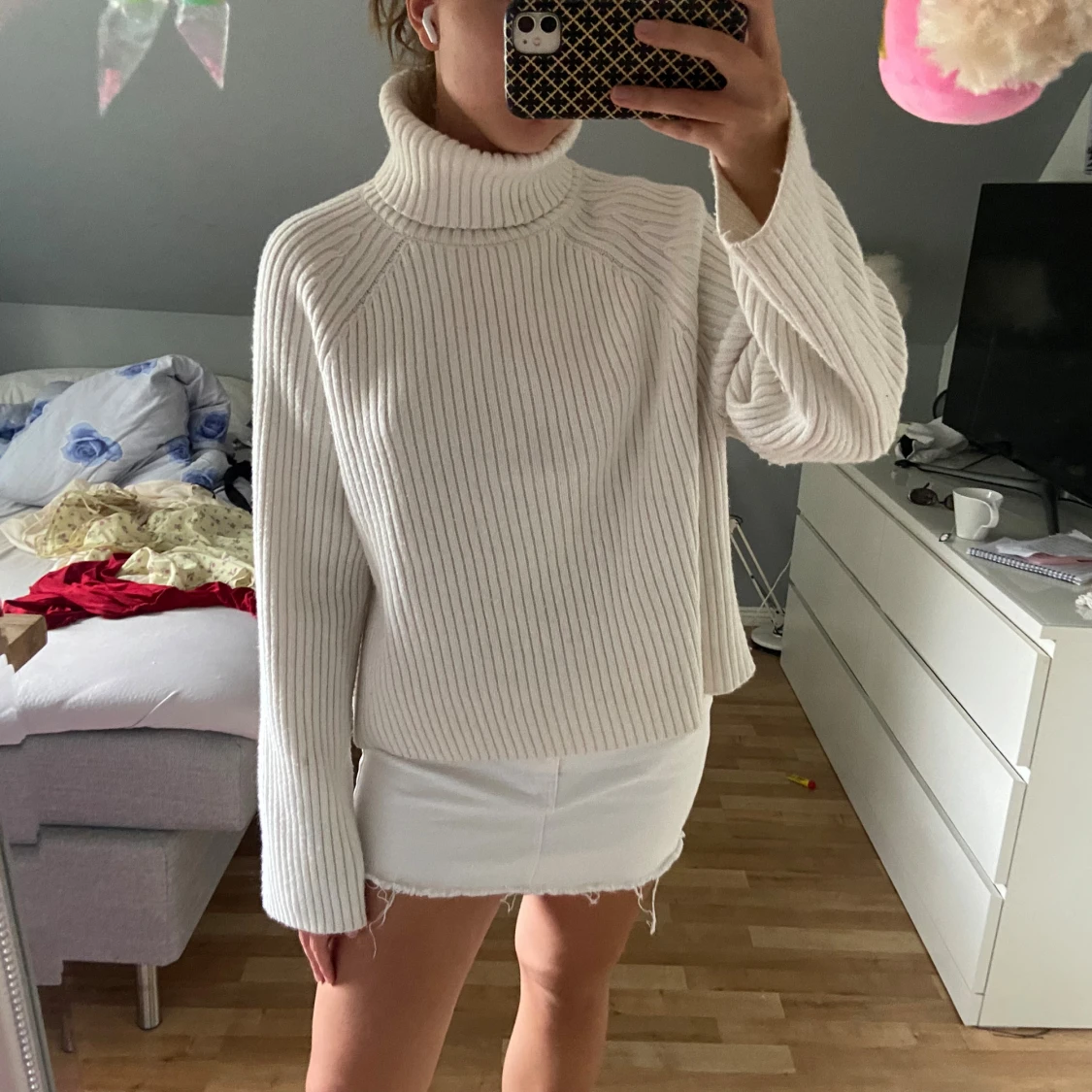 Vit ribbad polotröja i stickat material - 1