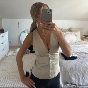 Champagnefärgad topp från Zara - Snygg champagnefärgad topp från Zara som knäpps där fram! helt ny med prislapp kvar