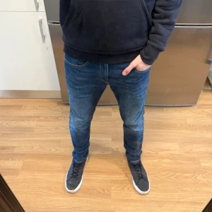 Replay Anbass Hyperflex Jeans Blå W32 L32 - Sjukt fina blåa Replay Anbass Hyperflex jeans i en sjukt snygg tvätt och slimfit passform i storlek W32/L32. Mått - Midja: 40,5cm, Benlängd: 106cm. Hör av dig vid funderingar!🤩