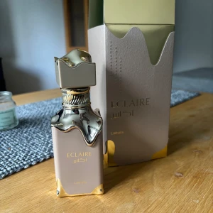 Lattafa Eclaire EdP 100ml helt ny! - Lattafa Eclaire EdP köpt 16september endast testad 3 gånger kvitto medföljer om man önskar. Lukar vaniljsocker och choklad typ. skriv i dm för frågor 😊
