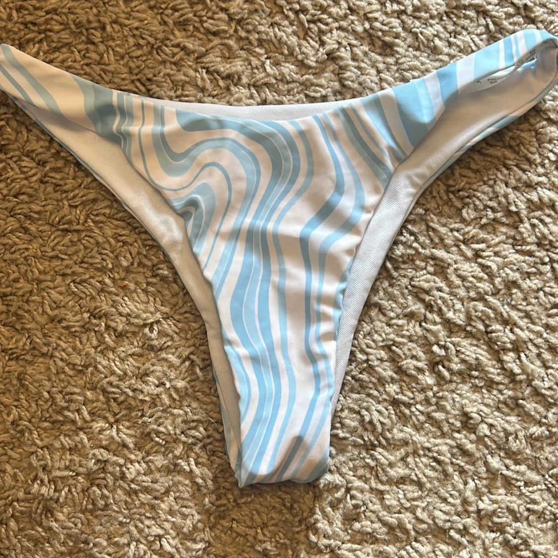 Blåvit bikini med vågigt mönster - 2