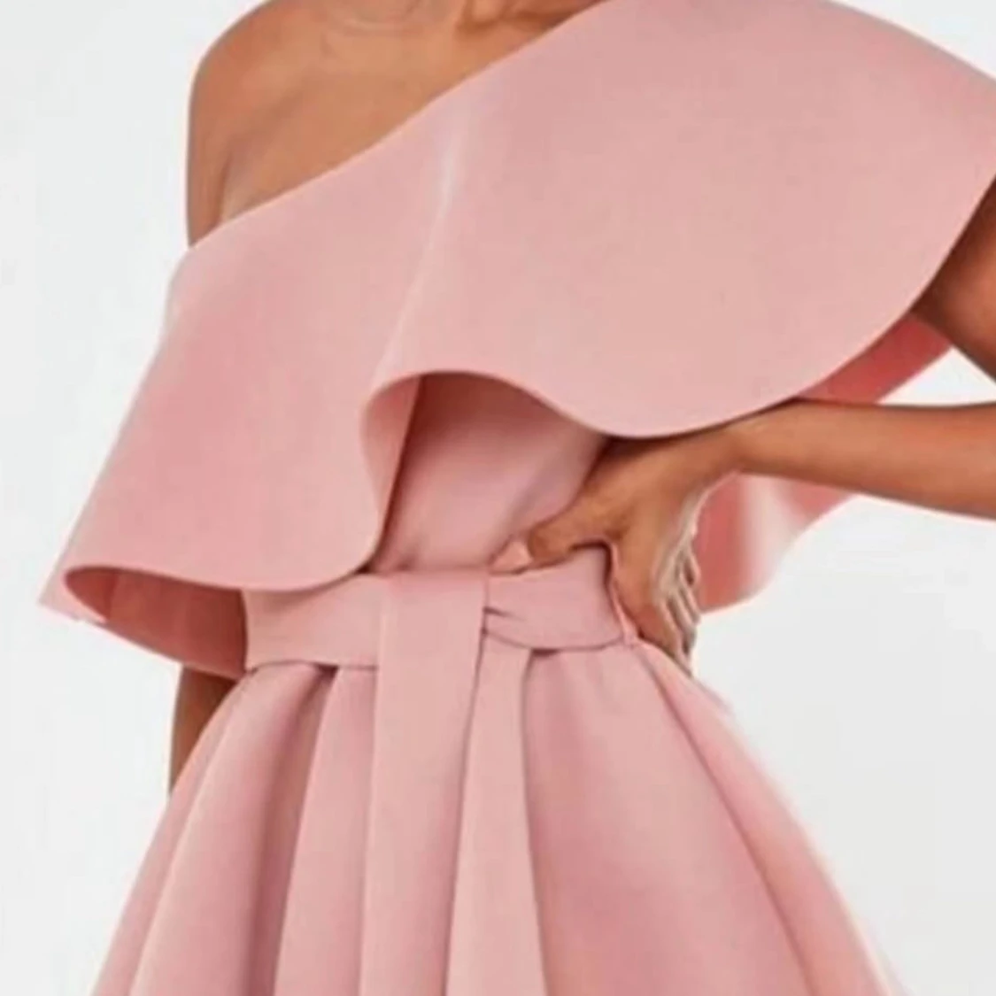 Rosa one shoulder volangklänning - 4