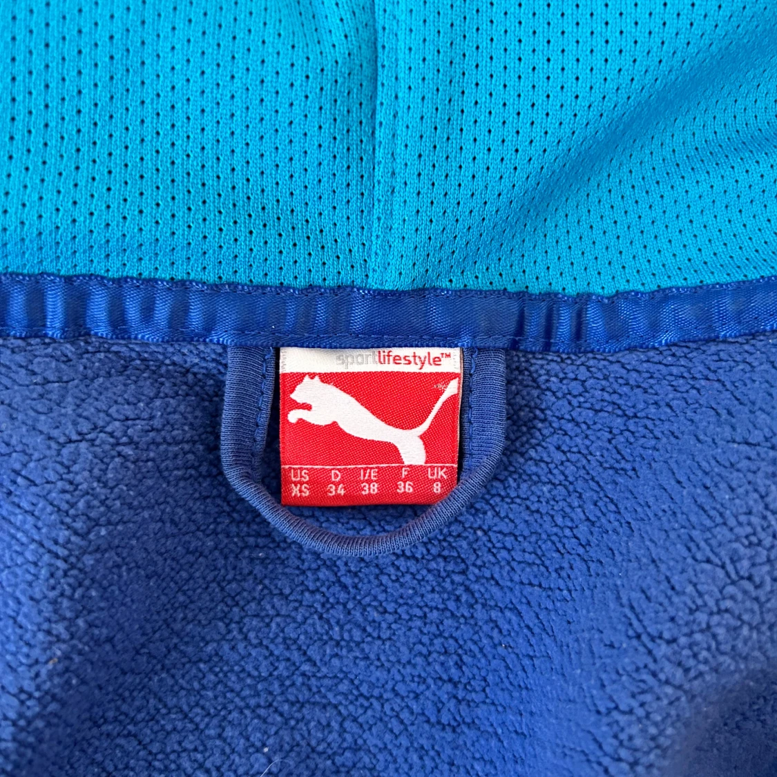 Blå hoodie från Puma med tryck - 1