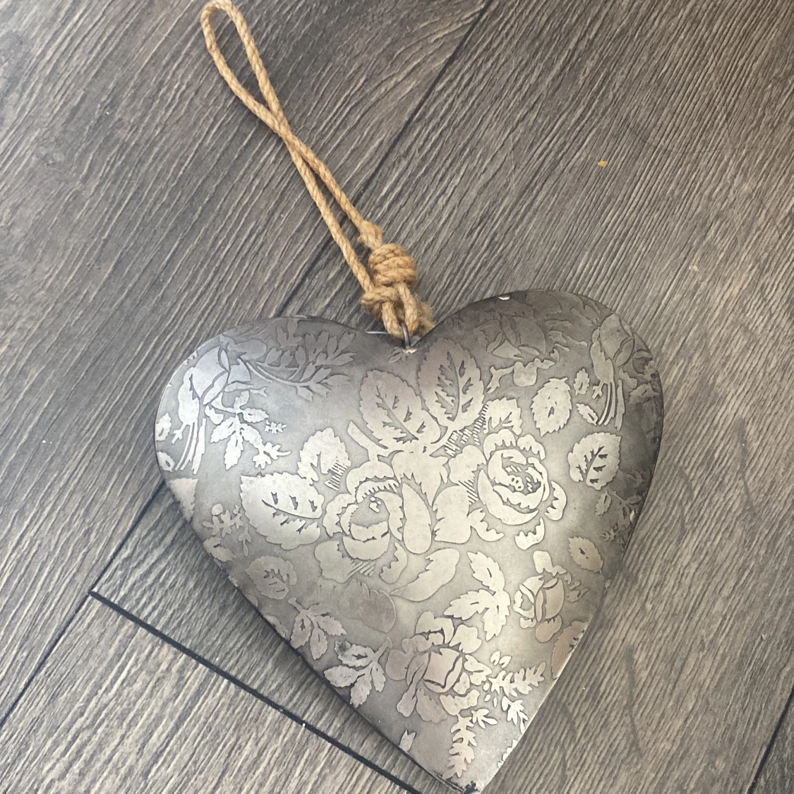 Silvrigt hjärtformat hängsmycke med blommor