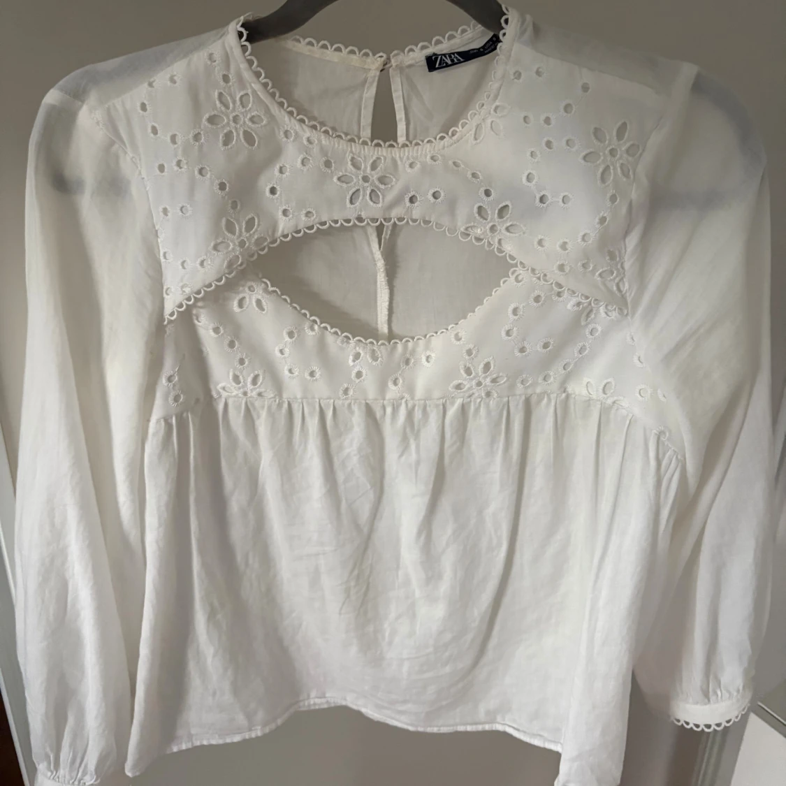 Vit broderad blus från Zara - 2