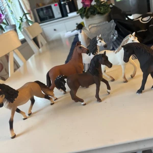Schleich hästar - Bilderna visar en samling med realistiska hästfigurer i plast, olika färger och storlekar. Figurerna är detaljerade och passar perfekt för lek eller samling. Inget större slitage. Perfekt för hästälskare och barn. Tänkte kolla om det finns något intresse. Stora hästar 50kr/st, små 25kr/st eller högst bjudande. Skriv vilken/vilka du vill ha innan💕