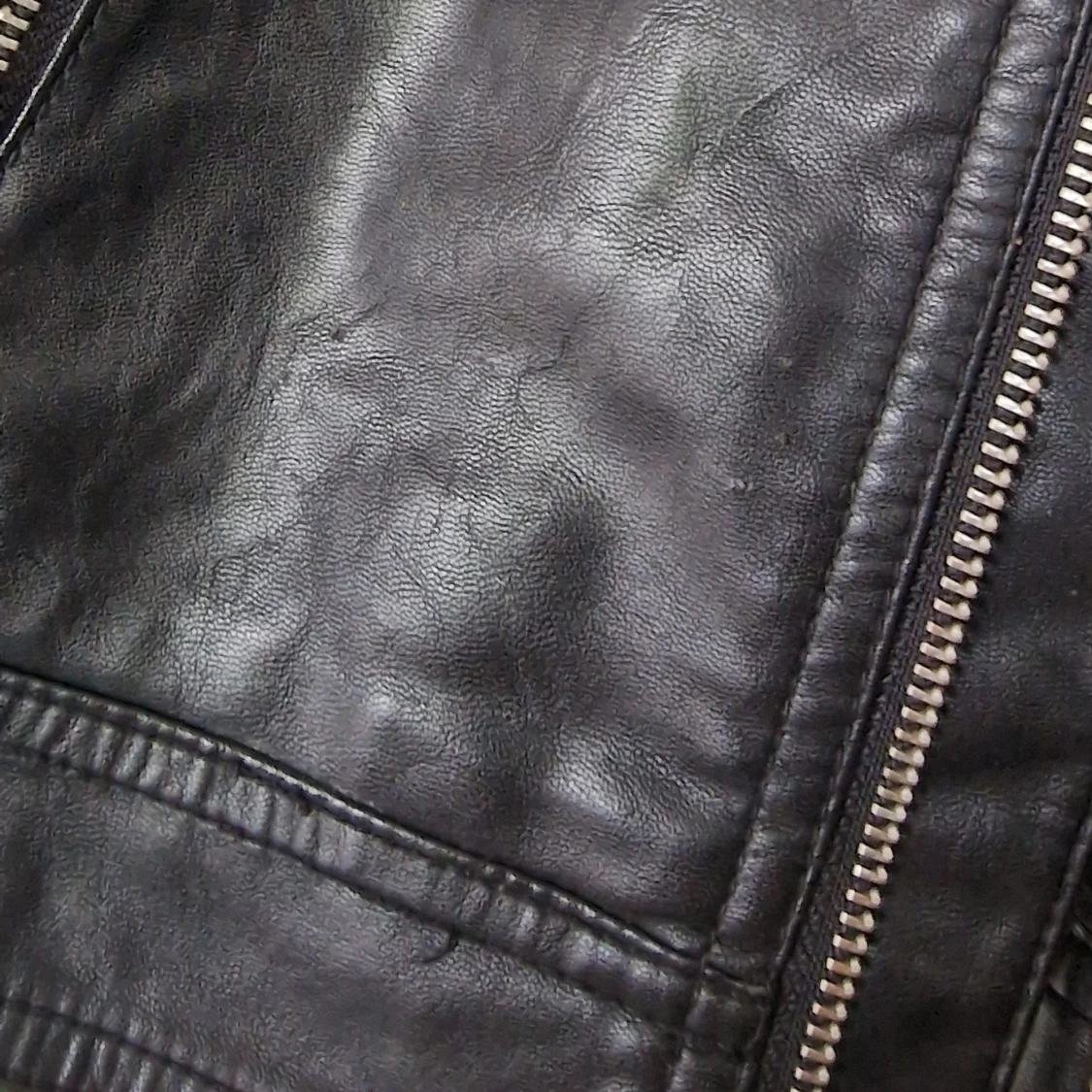 Svart skinnjacka med avtagbar huva från H&M - 2