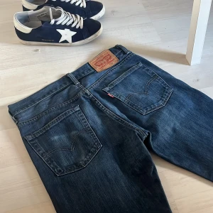 DRY VINTAGE LEVIS 511 -  Sjukt feta dry vintage Levis, sitter helt perfekt passform, diggar att de går perfekt över skorna när storleken är 32/34, Tvätten är sjukt najs och kommer bara bli fetare ju mer de används!!! Skriv vid behov av fler bilder eller funderingar 
