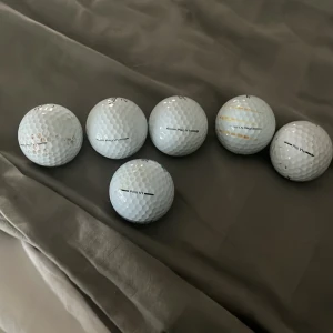 Titleist Pro V1/Pro V1x Golfbollar (6-pack) - Säljer 6 st Titleist Pro V1 och Pro V1x golfbollar. Bollarna är använda och har synligt slitage samt några missfärgningar, men är i spelbart skick. Perfekt för dig som vill ha premiumbollar till ett bra pris. Se bilder för skick.