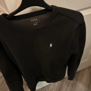 Svart sweatshirt från Polo Ralph Lauren - Nästan helt ny och knappt använd för den är lite för stor så säljer det för mycket billigare än nypris nypris= 1500 mitt pris 500