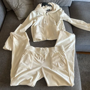 Juicy sett - Säljer mitt fina juicy sett då de inte passade, inte använt köpt från plick och skicket är bra, byxor storlek M tröja storlek XL då den är liten i storleken, nytt pris 2500kr