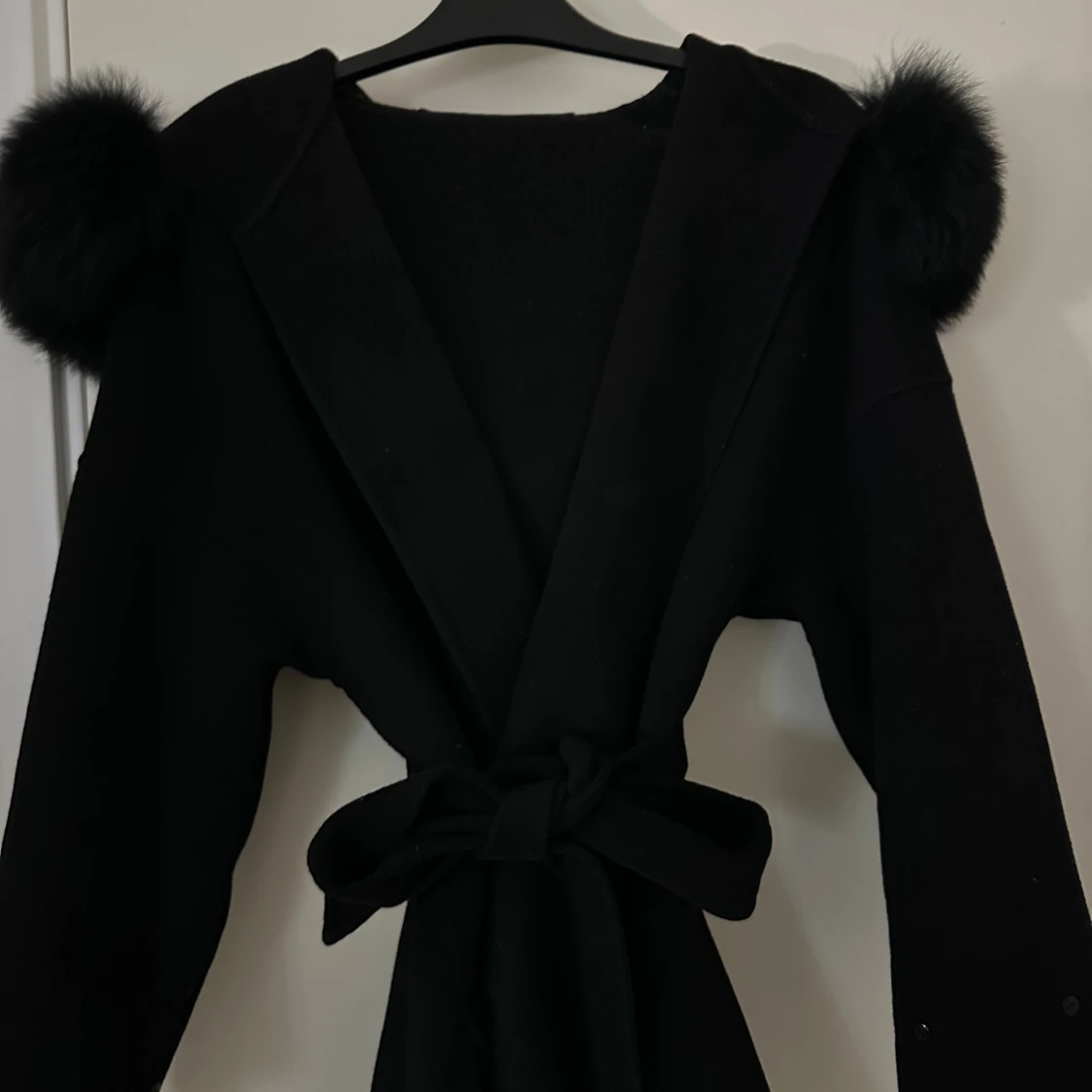 Elegant svart kappa med pälskrage  - 1