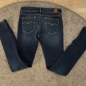 Replay jeans 27/32 - Replay 27/32 i modellen ”Luz” perfekt för dig med smalare ben eller som vill ha ett par jeans som är lite extra slimare.Dem har ett litet hål som är lagat som ni ser på bild 5! Priset ör ej hugget i sten 