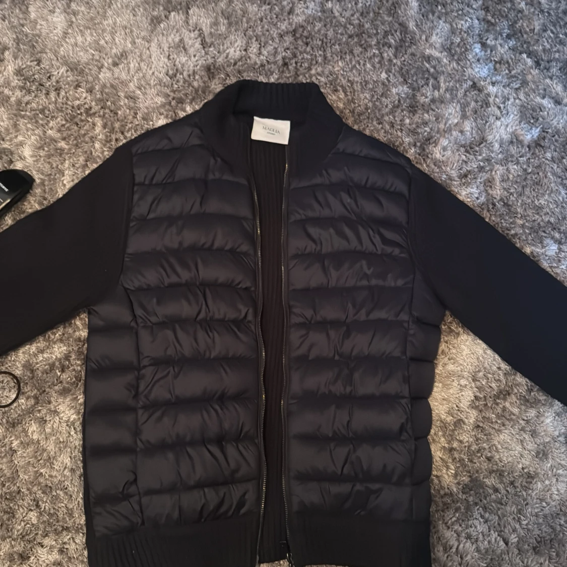 Svart quiltad pufferjacka Maglia Studio