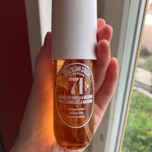 Brazilian Crush Cheirosa 71 Mist - Parfymmist med karamelliserad vanilj och macadamia. Volym: 90 ml. Den är duktigt använd, finns fortfarande hyfsat mycket kvar 