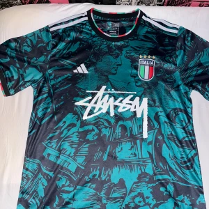 Italien x Stüssy x Adidas fotbollströja XL - Unik Italien x Stussy x Adidas fotbollströja. Tröjan  har använts få gånger, är i väldigt fint skick. Priset kan diskuteras.