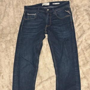Replay Grover straight fit jeans mörkblå - Snygga mörkblå Replay Grover jeans med straight fit. Perfekt för dig som vill ha nått klassisk men ändå stiligt.   29 waist 32 Lenght