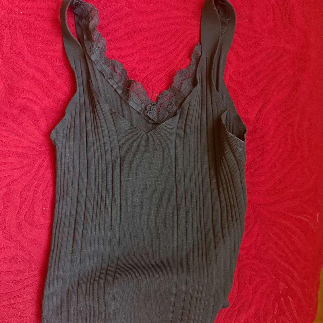 Svart ribbad linnetopp med spets - 1