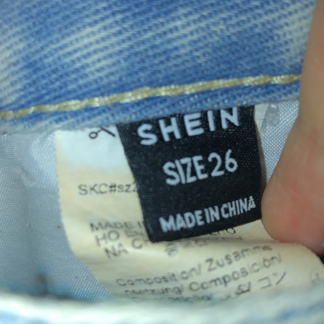 Blå slitna jeansshorts från SHEIN - 2