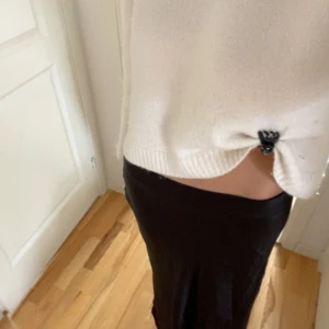 Snygg satinkjol Zara - Supersnygg svart långkjol från Zara i satin material. Kjolen har en slimmad passform och faller snyggt längs kroppen. Säljer då den är för kort för mej som är 174 cm lång💕💕