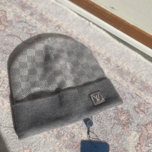 Mössa med tag - Riktig fin mössa, perfekt till vintern nu när det börjar bli kallt och kyligt 🥶, 1-3 dagars leveranstid 🚚, köp innan 20:00 och den skickas iväg samma dag! 