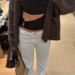 Populära Zara jeans  - Populära Zara jeans som är helt slutsålda. Stl 38 men passar mig som brukar ha 36. Säljer då dom inte kommit till användning.