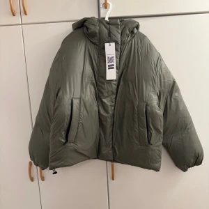 PEGADOR mörkgrön jacka, storlek M - Helt ny PEGADOR mörkgrön jacka, storlek M oversized  Jackan har inte används o lappen sitter kvar.   Pris kan diskuteras!
