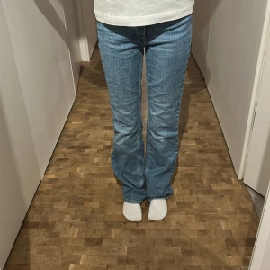 Blå jeans från Zara - Säljer ett par loose jeans från Zara med knappar istället för dragkedja. Gott skick bara använda fåtal gånger🌸passar strl 32-36💞