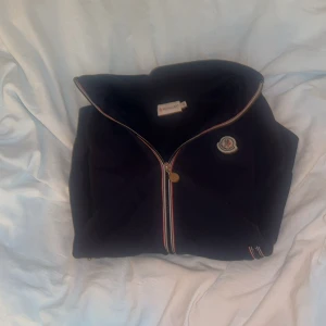 Mörkblå Moncler tröja - Riktig moncler tröja med vra kvalite.