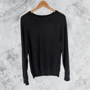 Cashmere tröja från singular society  -  Tröjan är tillverkad i mjuk kashmir och passar perfekt för kyliga dagar. Enkel och stilren design som funkar till allt.