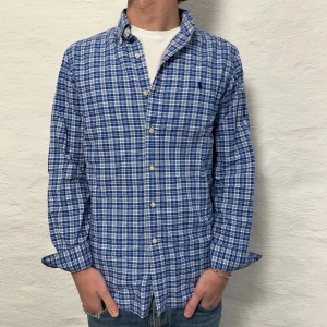 Ralph lauren skjorta  - En as schysst rutig skjorta från Ralph lauren. Storlek S och modellen på bilden är ca 183 cm. Fint skick. nypris 1499, köp för endast 399kr.  