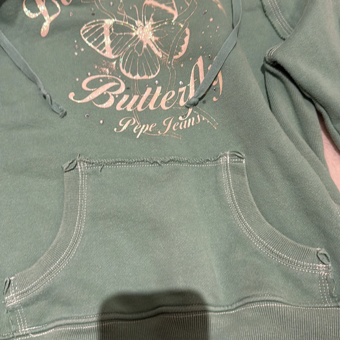 Grön hoodie med fjäril från Pepe Jeans - 2