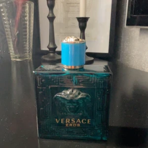 Versace Eros herrparfym - Versace Eros är en ikonisk herrparfym med en stilren flaska och tydlig Medusa-detalj. Perfekt för dig som vill sticka ut och addera en lyxig touch till din stil. Säljs bara i Malmö.