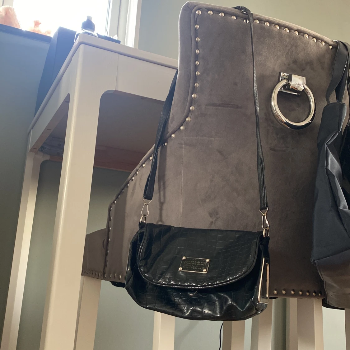 Svart axelväska med croco-mönster - 1