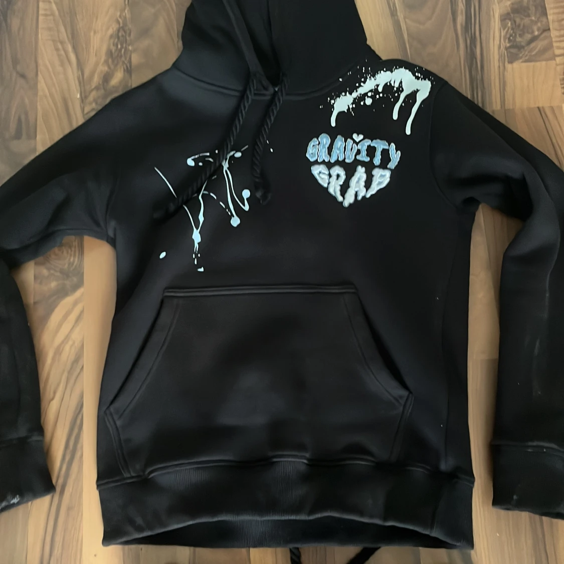 Svart hoodie Gravity Grab med tryck - 3