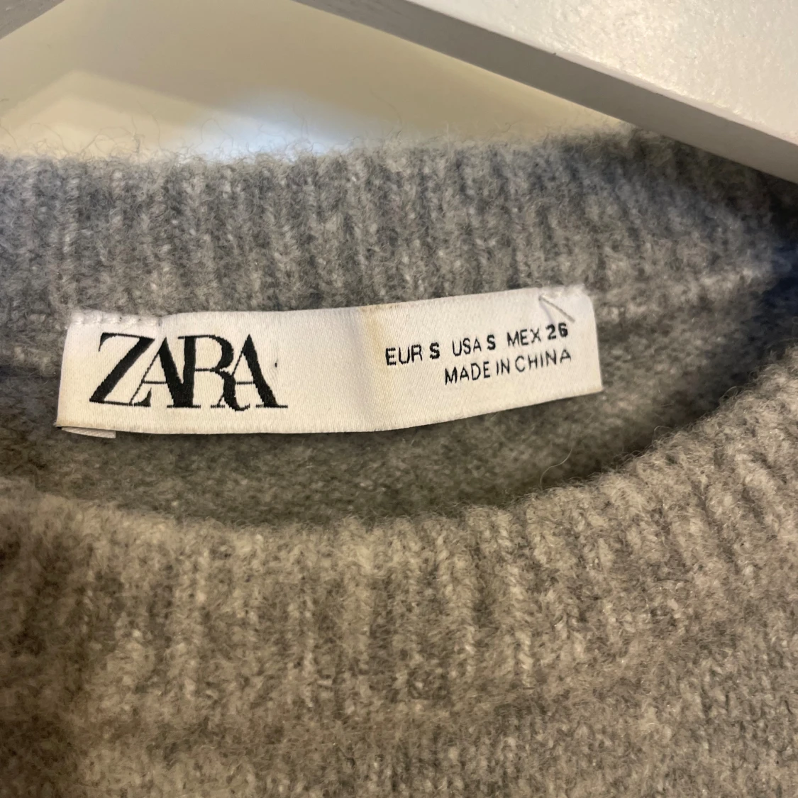 Grå stickad tröja från Zara